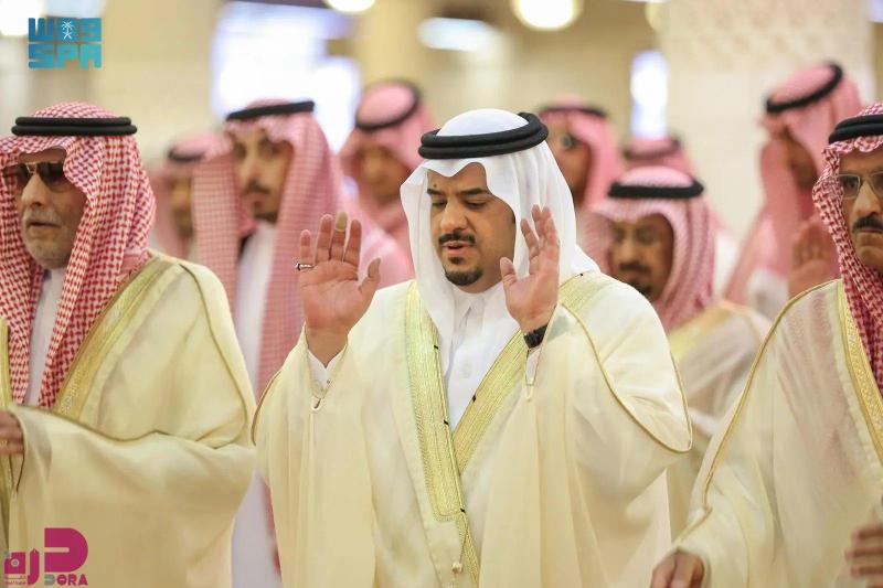 نائب أمير الرياض يؤدي صلاة الميت على الداعية عبداللطيف آل الشيخ