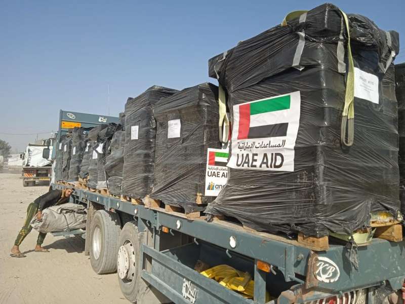 الإمارات تعلن إيصال ٤٠٠ طن مساعدات الغذائية لسكان غزة