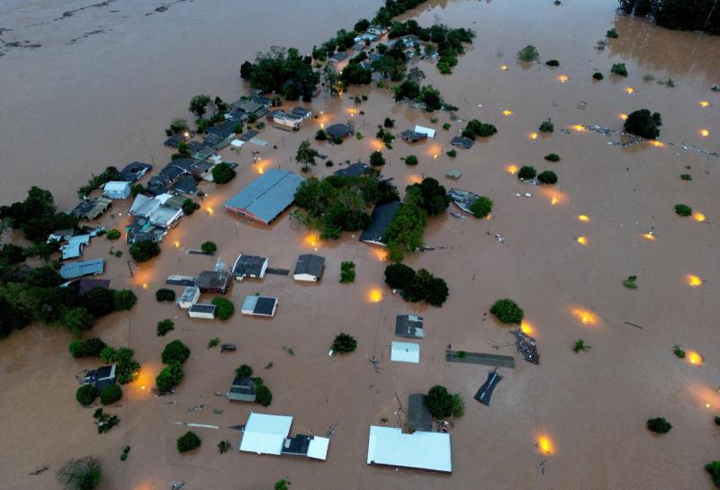 البرازيل تواجه أسوأ فيضانات في تاريخها.. المياه تعزل ”بورتو أليجري” وتعليق الرحلات الجوية