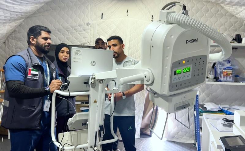 “الفارس الشهم3” تُسلم وزارة الصحة في قطاع غزة سيارة إسعاف وجهاز أشعة