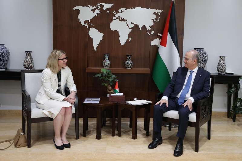 رئيس الوزراء الفلسطيني يبحث مع وفد من البنك الدولي تنسيق الجهود الإغاثية