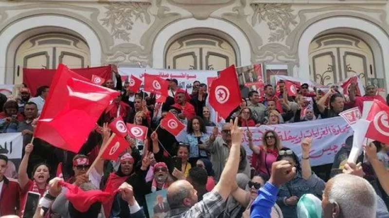 مظاهرات داعمة للرئيس التونسي وترفع لافتات لا للتدخل الأجنبي