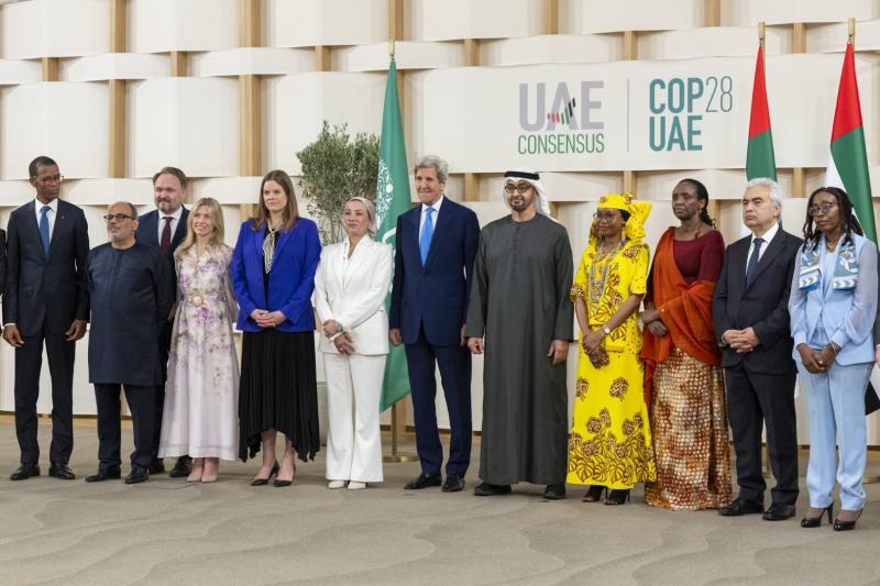 رئيس دولة الإمارات يكرم مسؤولين دوليين لدورهم في ”COP28”