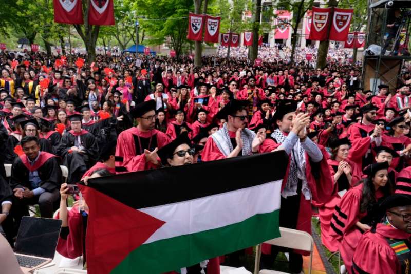 مئات الطلاب يتظاهرون بعد حفل التخرج في جامعة هارفارد يهتفون “فلسطين حرة”