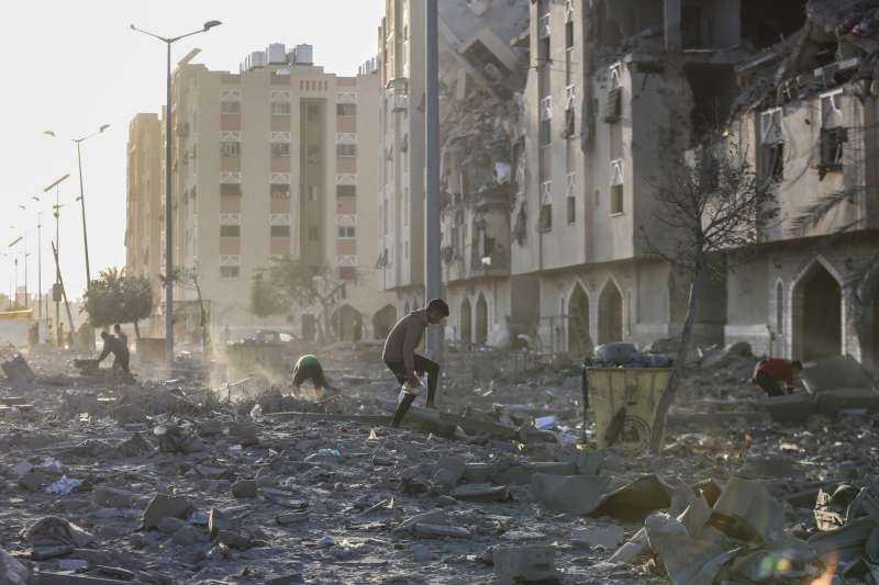 طوفان الأقصى.. جيش الاحتلال يواصل عدوانه على غزة والضفة الغربية