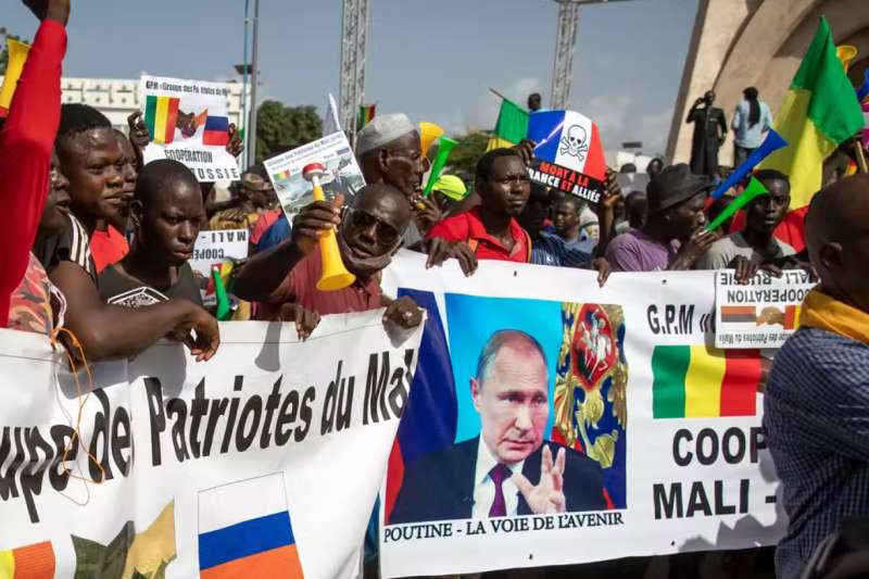 روسيا تزيد من نفوذها في إفريقيا.. مخاوف من زعزعة الاستقرار وتصاعد التوتر الدولي