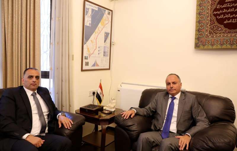 وزير شؤون القدس يطلع السفير المصري على آخر المستجدات