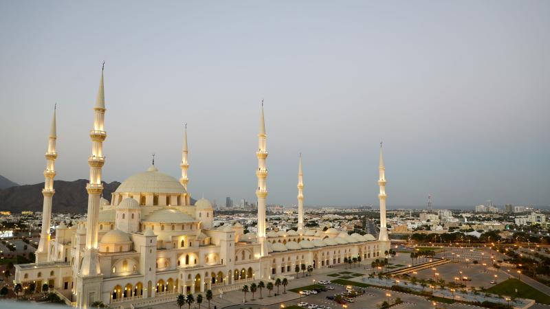 جامع الشيخ زايد الكبير بالفجيرة.. وجهة دينية ثقافية سياحية في الإمارة