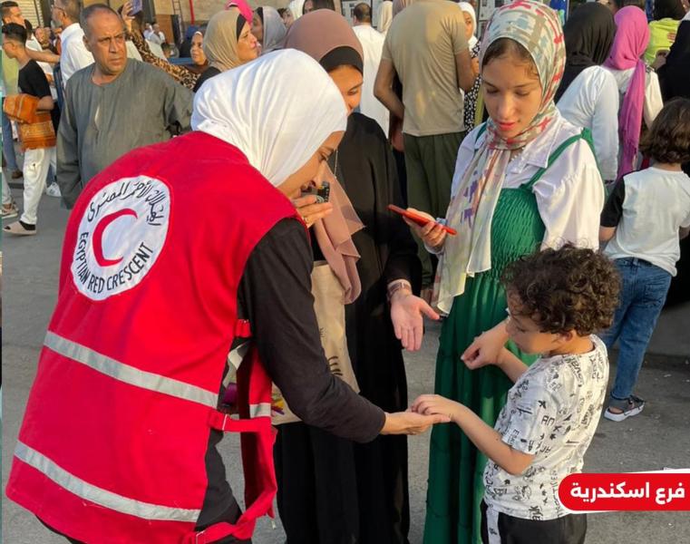 الهلال الأحمر يوزع الهدايا على الأطفال الفلسطينيين.. و30 ألف وجبة للموجودين بشمال سيناء