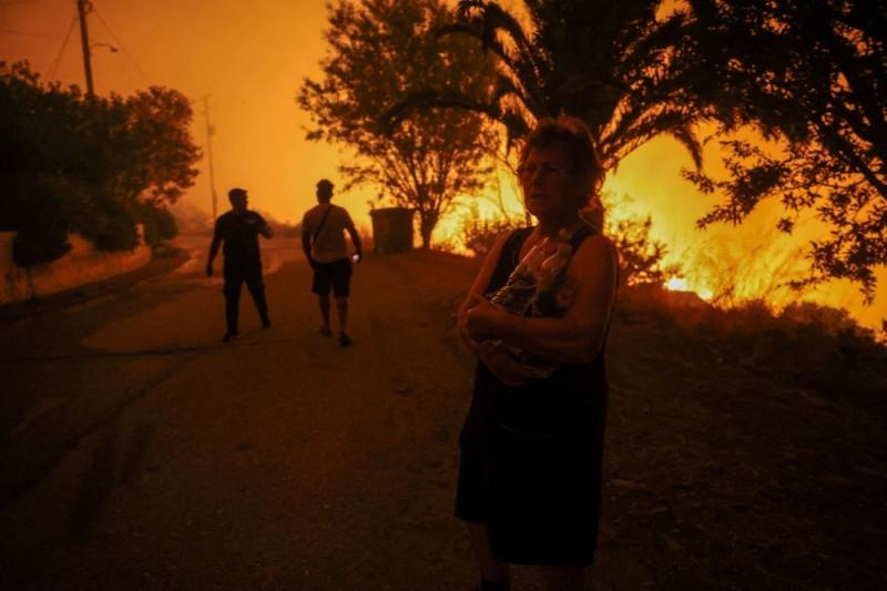 مئات رجال الإطفاء يكافحون لاحتواء حرائق الغابات في جزيرتين يونانيتين