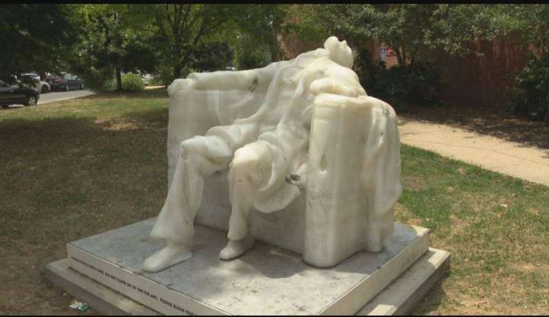 موجات الحر تدمر تمثال الرئيس الأمريكي الأسبق أبراهام لينكولن