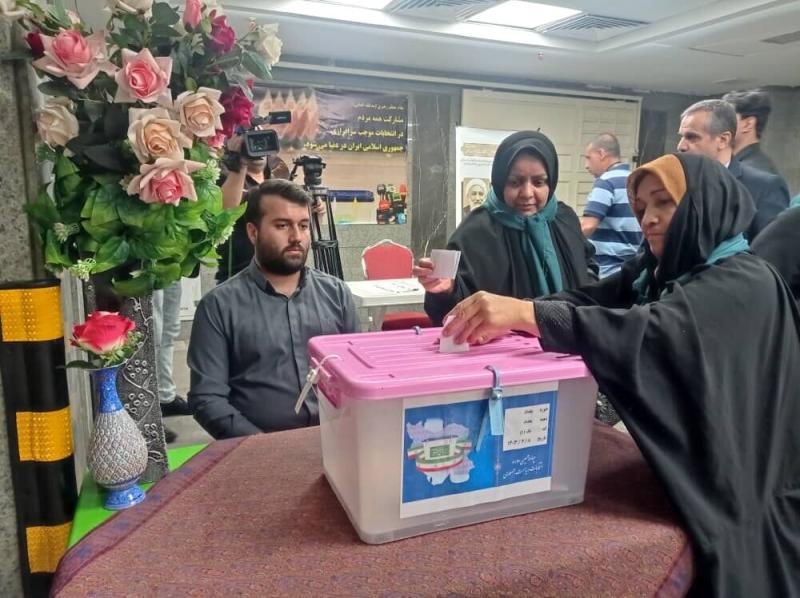 بزشكيان يتصدر.. إعلان النتائج الأولية للانتخابات الرئاسية الإيرانية