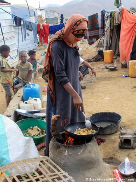الحرب الاقتصادية الحوثية.. تفاقم أزمة الريال اليمني وتداعياتها على الأمن الغذائي