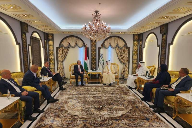 رئيس الوزراء الفلسطيني يجتمع مع رئيس مجموعة البنك الإسلامي للتنمية
