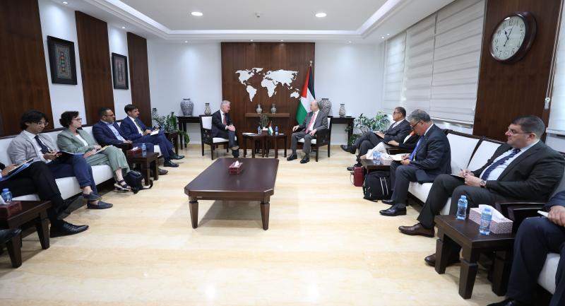 رئيس الوزراء الفلسطيني يبحث مع مسؤول أوروبي دعم مبادرات الحكومة التنموية