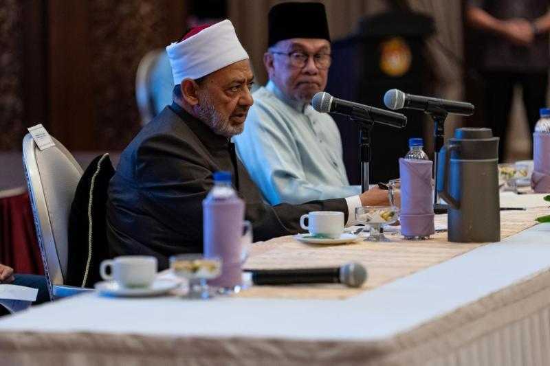 شيخ الأزهر يحاضر علماء ماليزيا وشبابها حول وسطية الإسلام بحضور رئيس الوزراء