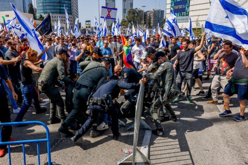 متظاهرون ضد حكومة نتنياهو يغلقون طريقا قرب تل أبيب