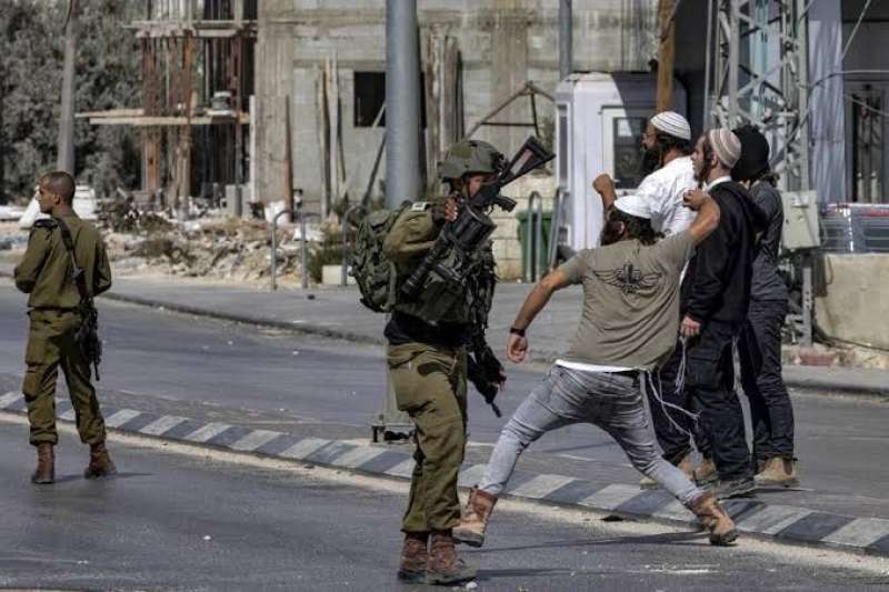 انتهاكات المستوطنين عرض مستمر.. اعتداء على الفلسطينيين بالضفة وإطلاق الرصاص