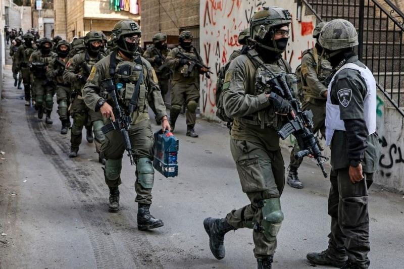 جيش الاحتلال الإسرائيلي يشدد إجراءاته على الفلسطينيين في محيط الأقصى