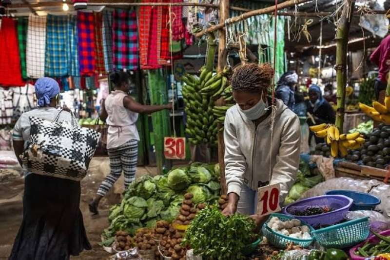 انزلاق كينيا نحو مستنقع الديون.. تخفيض التصنيف الائتماني يُنذر بأزمة مالية