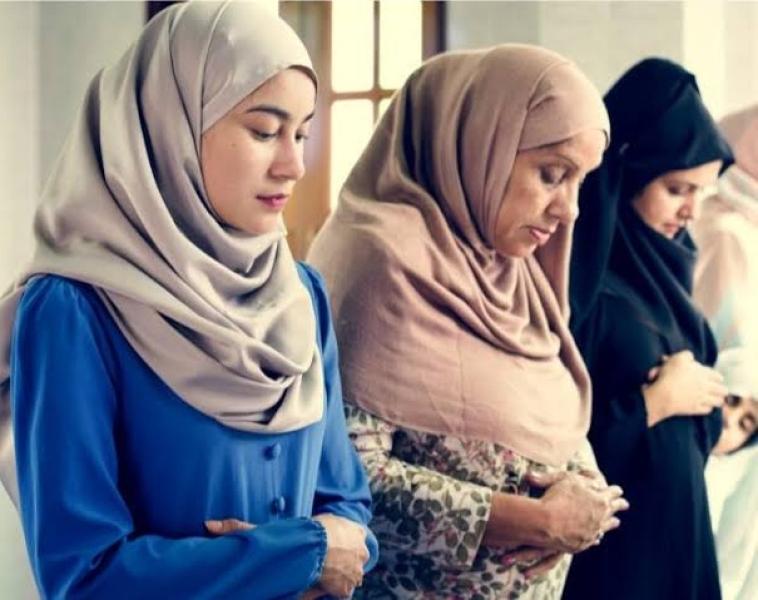 بسبب ظروف العمل: ما حكم إمامة المرأة النساء للصلاة؟.. الإفتاء تجيب