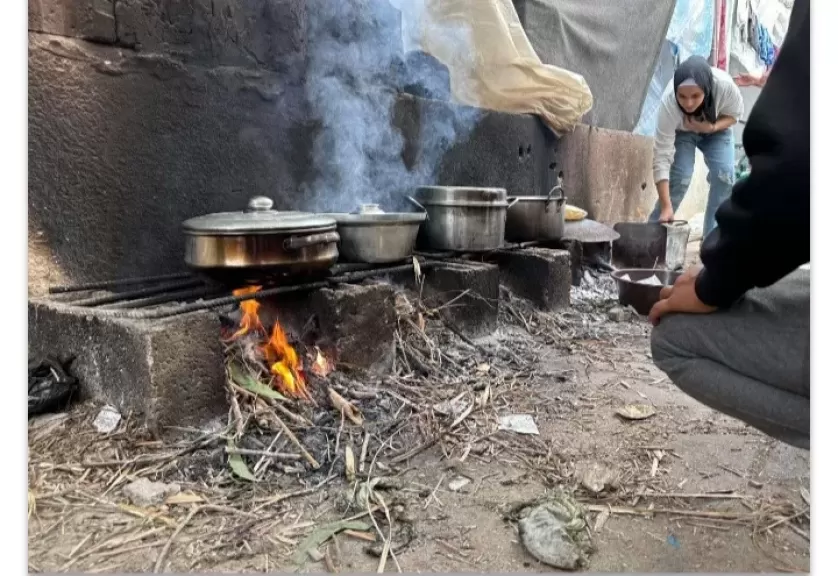 أزمة غاز الطهي تدفع سكان غزة للجوء إلى أخشاب ركام المنازل المدمرة