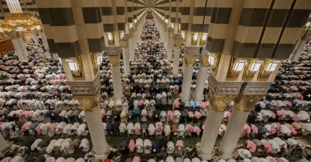 المسجد النبوي استقبل قاصديه بأجواء روحانية في أول ليلة من ليالي رمضان