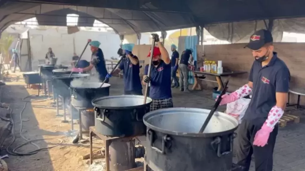 مطابخ غزة تحذر من اضطرارها للتوقف بعد نفاد الطعام بسبب الحصار الإسرائيلي