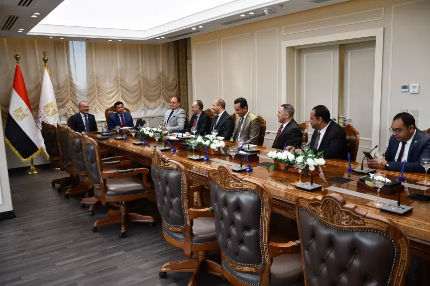 وزير الرياضة المصري يستقبل رئيس الاتحاد الدولي للسلاح لتعزيز التعاون الدولي