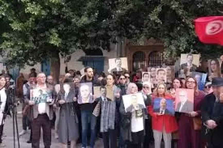 جانب من احتجاج المعارضة وأهالي المساجين أمام المحكمة بالعاصمة تونس في أبريل