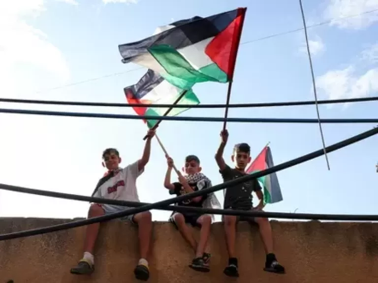 اللاجئون الفلسطينيون في لبنان بين مطرقة السلاح وسندان التهميش.. أزمة معقدة تبحث عن حل شامل