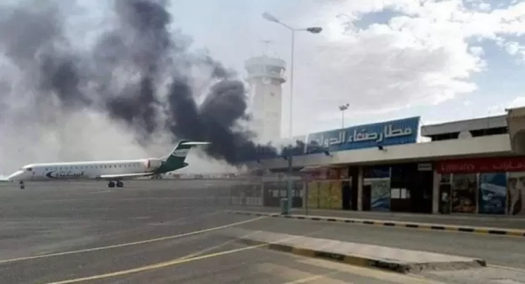 مطار صنعاء تحت النار.. تصعيد عسكري يُغلق شريان اليمن الجوي ويُعمّق الكلفة الإنسانية