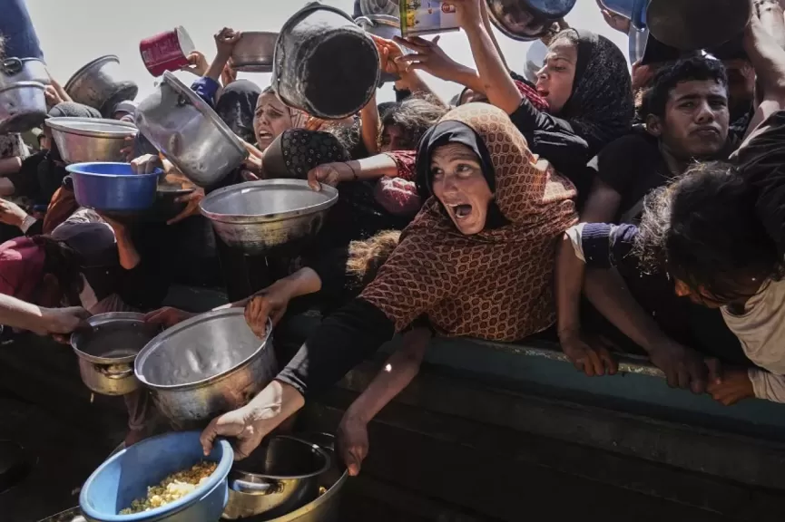 فلسطينيون يكافحون للحصول على الطعام في خان يونس بجنوب قطاع غزة