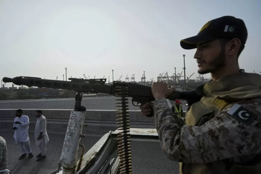 جندي باكستاني قرب ميناء كراتشي في أعقاب تصاعد التوتر العسكري بين باكستان والهند