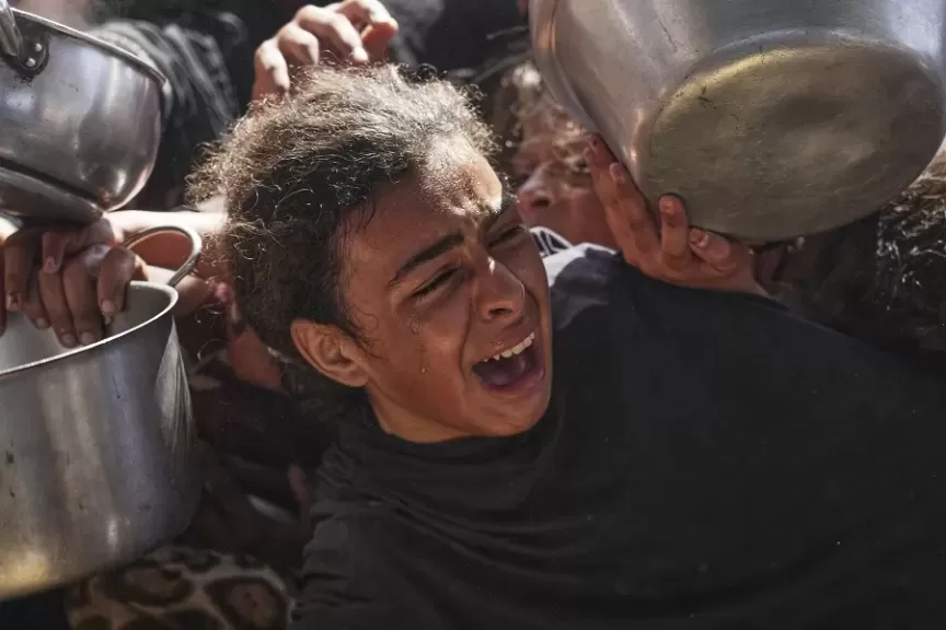 استشهاد 15 في غارات على غزة.. و«حماس» تعرض فيديو لأسيرين إسرائيليين