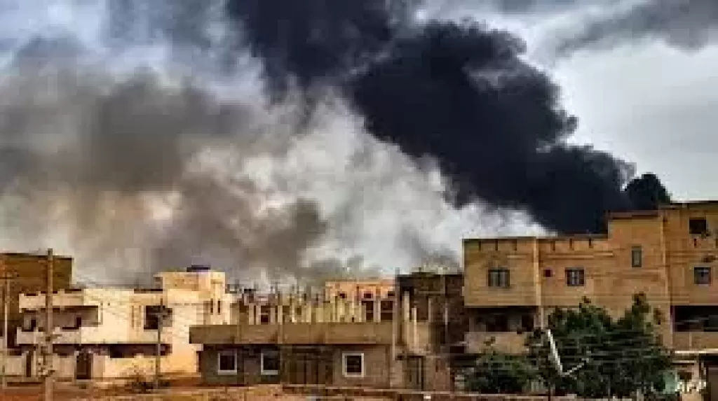 السودان: معركة أم درمان تحتدم واشتباكات متقطعة في الفاشر وقصف عشوائي داخل الأحياء السكنية