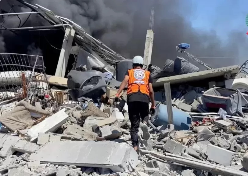 بينهم صحفي ومسؤول بالدفاع المدني.. استشهاد 30 فلسطينياً في غزة