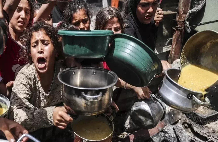 مقرر أممي يعترف: توزيع المساعدات في غزة جريمة سادية