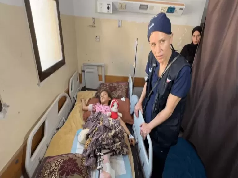 طبيبة بريطانية متطوعة في غزة: ما يحدث هنا أكبر جريمة حرب في تاريخ الإنسانية