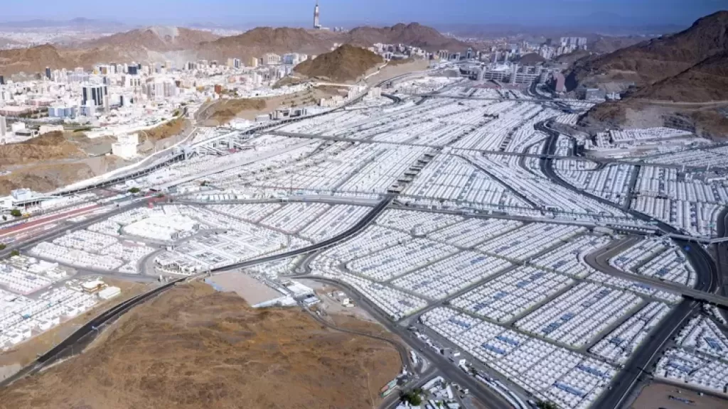 حُجِّاج بيت الله الحرام يتوافدون إلى مشعر منى لقضاء يوم التروية