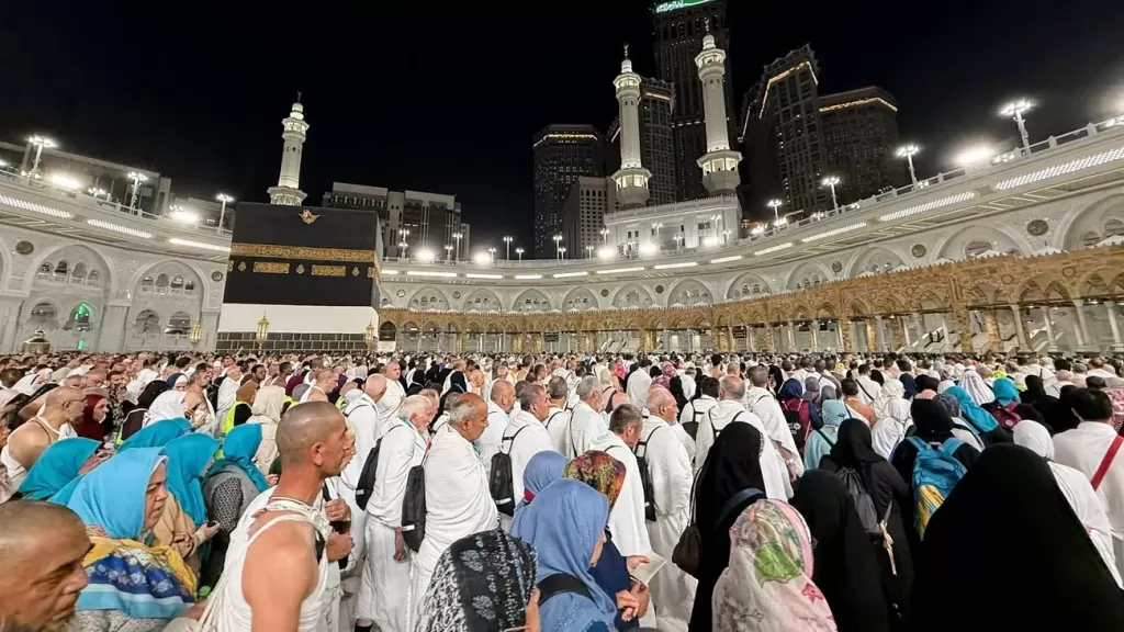 حجاج الحجاز يواصلون التوافد على منى عشية الوقوف بعرفات