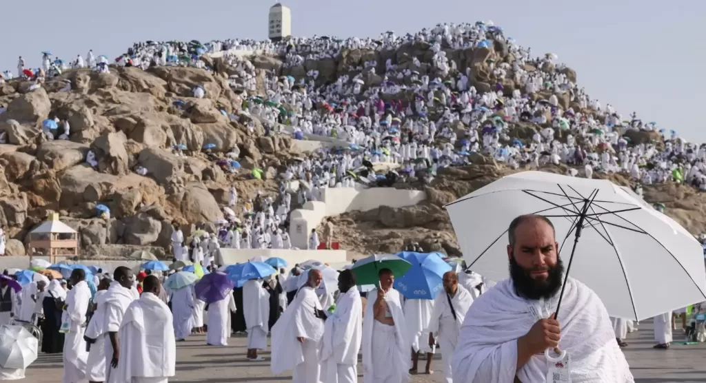 على صعيد عرفات.. ضيوف الرحمن في أروع مشاهد الخشوع وأعظم أركان الحج