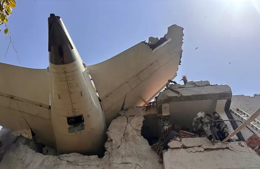 «إلا واحد».. مصرع جميع ركاب الطائرة الهندية في مطار أحمد أباد