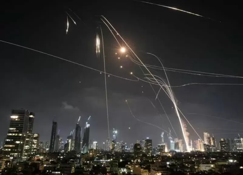 إسرائيل تُصعّد.. إنذار مباشر للإيرانيين وهجمات على منشآت حيوية بطهران