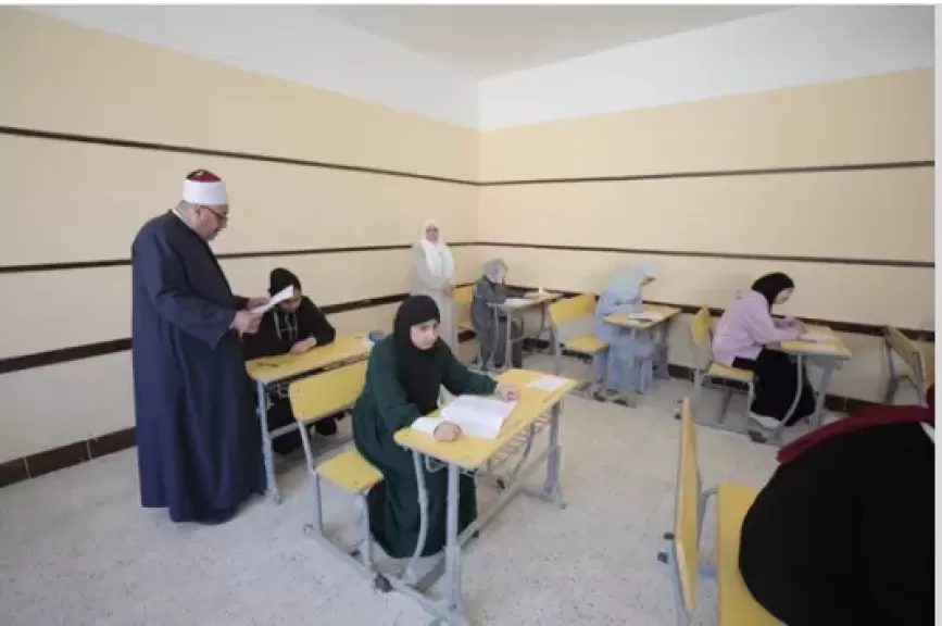 رئيس المعاهد الأزهرية يتفقد لجنة امتحانات طلاب فلسطين ويحثهم على الاجتهاد خدمة لدينهم ووطنهم