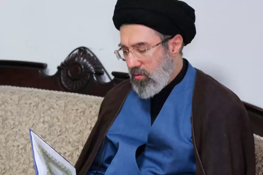 مجتبي خامنئي.. نجل المرشد الإيراني وطريق الوصول إليه وأحد أبرز المرشحين لخلافته