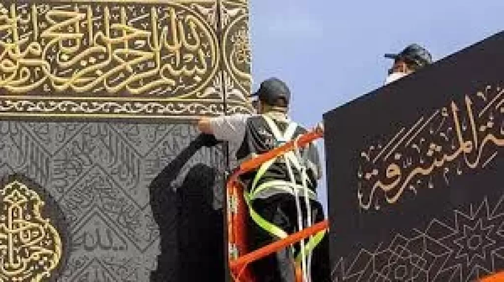 في أولى ليالي العام الهجري الجديد.. استبدال كسوة الكعبة المشرفة