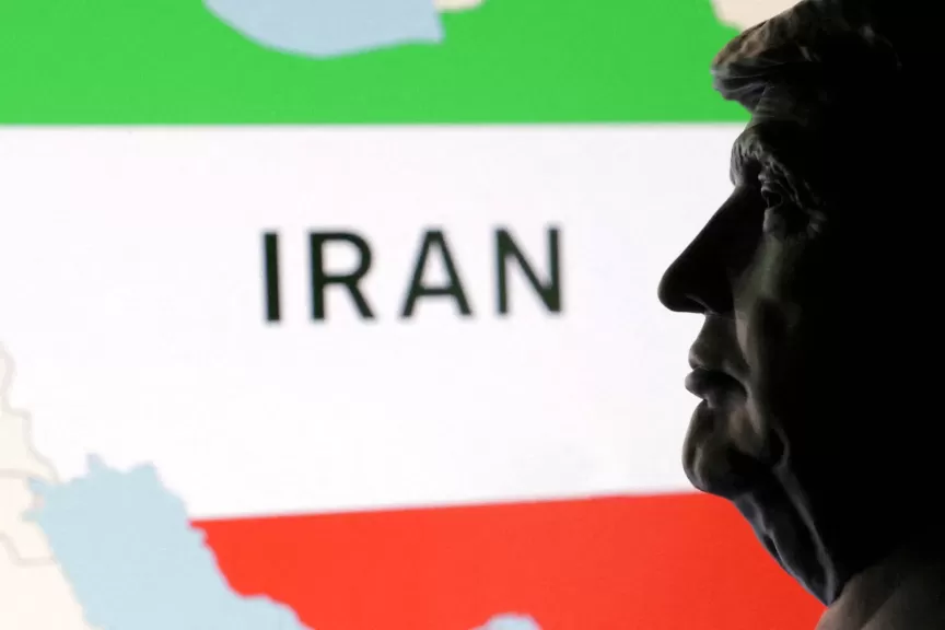 من بغداد إلى أصفهان.. ترمب يكرر سيناريو بوش ويجبر الاستخبارات على تبنّي روايته