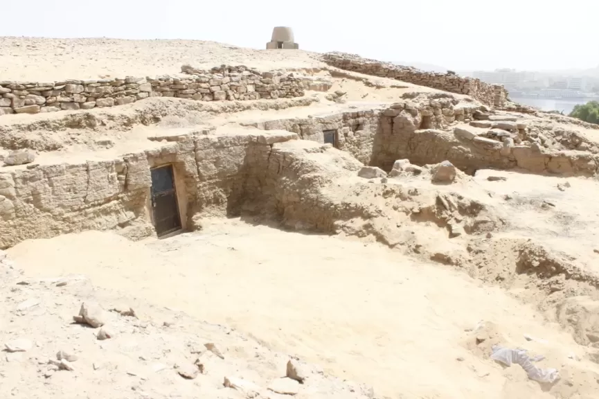 الكشف عن ثلاثة مقابر جديدة بجبانة قبة الهوا بأسوان من الدولة القديمة.. صور