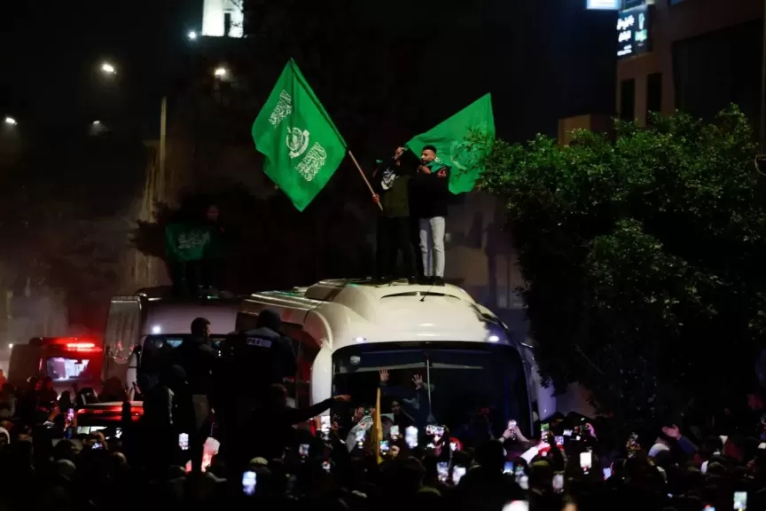 فلسطينيون يرفعون أعلاماً لـ«حماس» بالضفة الغربية يناير الماضي احتفالاً بتحرير أسرى من السجون الإسرائيلية